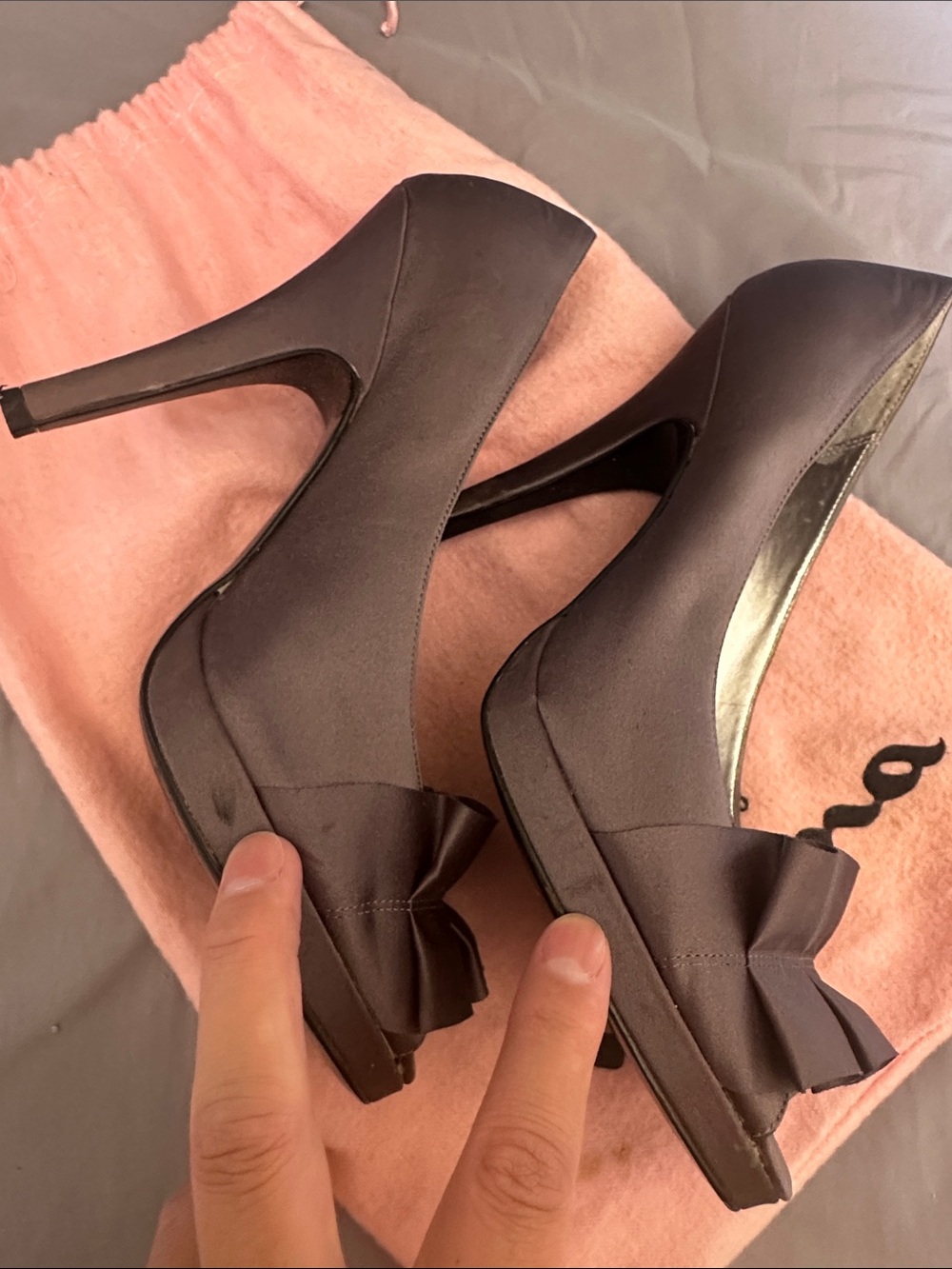 GUC Nina Pumps in Dark Gray with Ruffle Accent - Picture 7 of 8